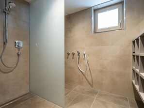 Chalet | Bathroom | Shower - Chalet in Saalbach Near Ski Lift and Sauna (Saalbach-Hinterglemm)