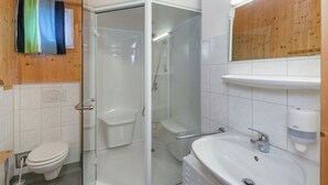 Chalet | Kamar mandi | Shower dan handuk