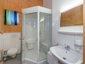 Chalet | Badezimmer | Dusche, Handtücher