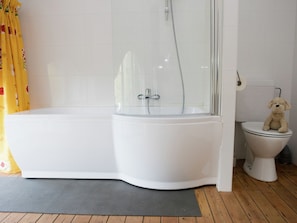 Combined shower/tub