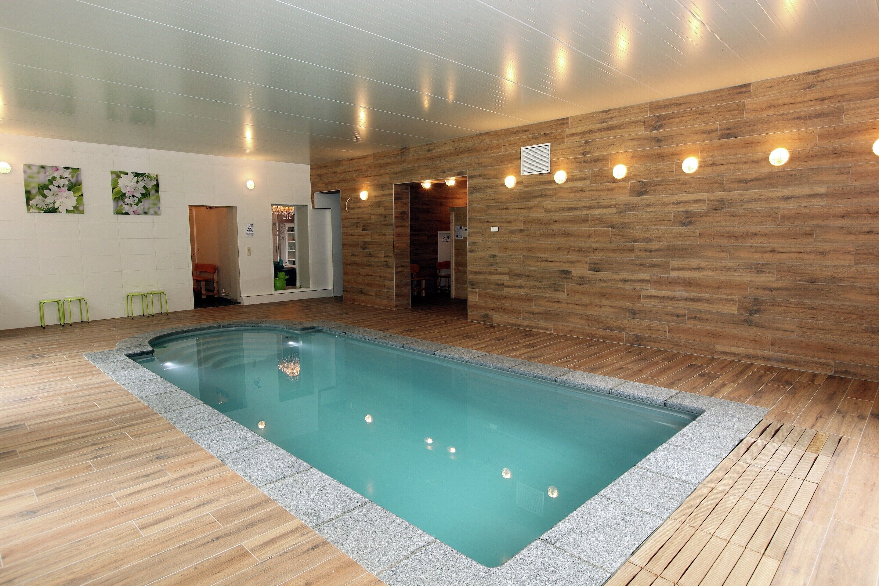 Kolam renang indoor dan kolam renang outdoor