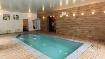 Kolam renang indoor dan kolam renang outdoor