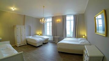 House | 15 bedrooms, individually furnished, bed sheets
