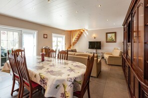 Cottage | Living room - Cozy Cottage for 8 Guests (Comines-Warneton)