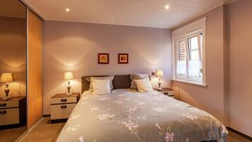 Cottage | 3 bedrooms, bed sheets