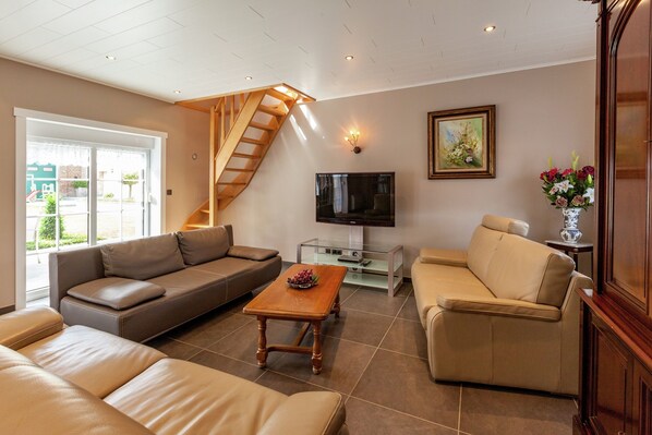 Cottage | Living room - Cozy Cottage for 8 Guests (Comines-Warneton)