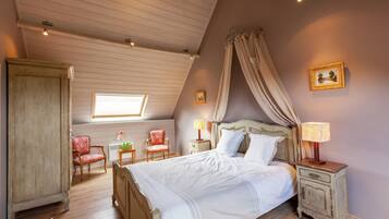 3 bedrooms, bed sheets