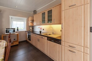 Cottage | Private kitchen - Cozy Cottage for 8 Guests (Comines-Warneton)