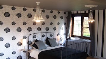 House | 6 bedrooms, individually furnished, bed sheets