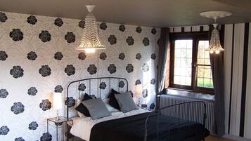 House | 6 bedrooms, individually furnished, bed sheets