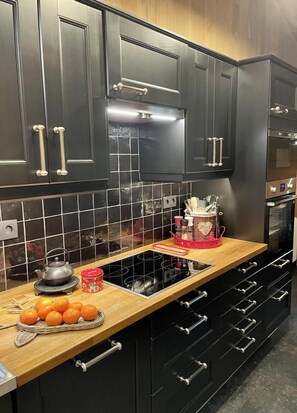 Private kitchen - Romantic Villa With Spa (Saint-Hubert)