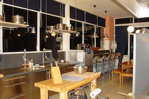 Maison | Cuisine privée | Réfrigérateur, plaque de cuisson, chaise haute