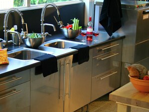 Hus | Eget kjøkken | Kjøleskap, kokeplater og høy barnestol