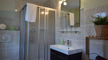 Ferienhaus | Badezimmer | Dusche, Haartrockner, Handtücher