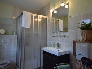 Ferienhaus | Badezimmer | Dusche, Haartrockner, Handtücher