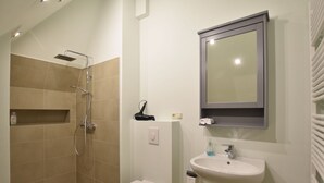 Bathroom - Apartment Johann in Thatched Cottage With Outdoor Sauna, Garden, Playground (Manhagen)