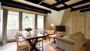 Living room - Apartment Johann in Thatched Cottage With Outdoor Sauna, Garden, Playground (Manhagen)