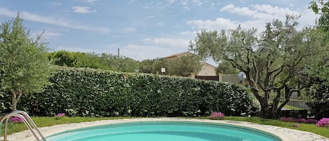 Villa | Zwembad | Een binnenzwembad en een buitenzwembad