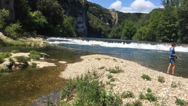 A river with clear water, surrounded by rocky terrain and greenery. - New Villa, Round Swimmingpool, Beautiful View (Saint-Laurent-de-Carnols)