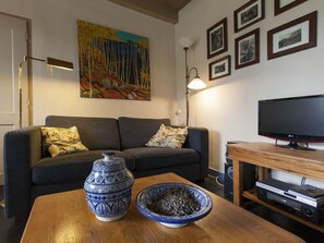 House | Living room - Charming Holiday Home in Pul-l'eveque With Private Pool (Puy-l'Eveque)