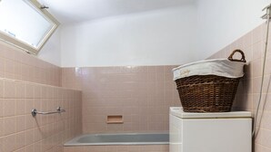 House | Bathroom | Bathtub - Charming Holiday Home in Pul-l'eveque With Private Pool (Puy-l'Eveque)