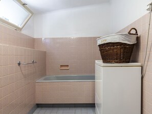 House | Bathroom - Charming Holiday Home in Pul-l'eveque With Private Pool (Puy-l'Eveque)
