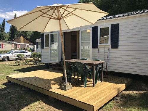 Neat Mobile Home With Porch, in the Nature Outside of Paris