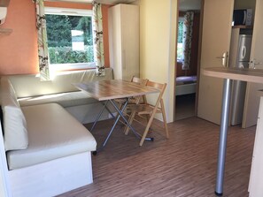 Living room - Neat Mobile Home With Porch, in the Nature Outside of Paris (Voulangis)