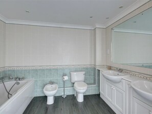 Combined shower/bathtub, towels - Apartment With Magnificent View Over Carbis Bay Beach (St Ives)