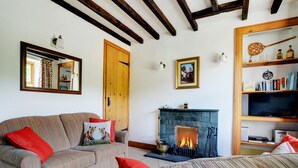 Fireplace - Cosy Holiday Home in the Lake District With a Magnificent View Over the Surroundings (Ambleside)