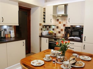 Fridge, microwave, oven, dishwasher - Cosy Holiday Home in the Lake District With a Magnificent View Over the Surroundings (Ambleside)