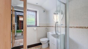 Combined shower/bathtub, towels - Cosy Holiday Home in the Lake District With a Magnificent View Over the Surroundings (Ambleside)