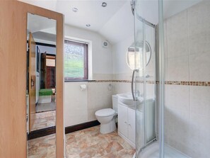 Combined shower/tub, towels - Cosy Holiday Home in the Lake District With a Magnificent View Over the Surroundings (Ambleside)