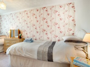 2 bedrooms, bed sheets - Escape to the Seaside in This Pretty Coastal Cottage, Perfect for a Relaxing Holiday (Seahouses)