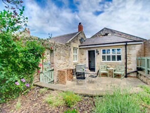 Exterior - Escape to the Seaside in This Pretty Coastal Cottage, Perfect for a Relaxing Holiday (Seahouses)