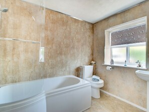 Combined shower/bathtub, towels - Escape to the Seaside in This Pretty Coastal Cottage, Perfect for a Relaxing Holiday (Seahouses)