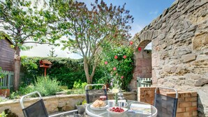 Balcony - Escape to the Seaside in This Pretty Coastal Cottage, Perfect for a Relaxing Holiday (Seahouses)
