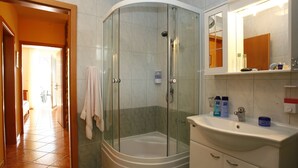 Apartment | Badezimmer | Dusche, Handtücher