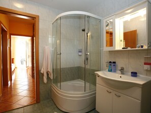 Bathroom - Well-kept Apartment With AC Near Sibenik (Vodice)