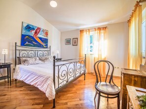 Nhà | 2 phòng ngủ, trang bị nội thất với thiết kế riêng biệt, bộ trải giường 