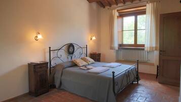 7 bedrooms, individually furnished, iron/ironing board, bed sheets