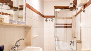 Bathroom - Spacious Holiday Home in Sovicille With Swimming Pool (Sovicille)