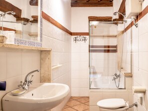 House | Bathroom - Spacious Holiday Home in Sovicille With Swimming Pool (Sovicille)