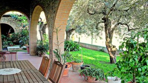Cottage | Balcony - Cosy Cottage in Piano di Mommio With Private Garden (Massarosa)