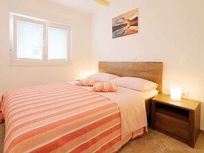 Căn hộ | 2 phòng ngủ, trang bị nội thất với thiết kế riêng biệt, bộ trải giường 