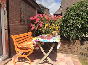 Cottage | Outdoor dining - Tranquil Egmond Hideaway (Egmond aan den Hoef)