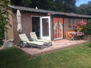 Cottage | Outdoor dining - Tranquil Egmond Hideaway (Egmond aan den Hoef)