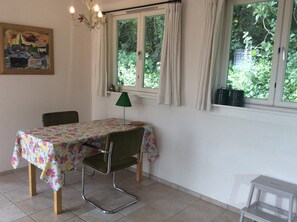 Cottage | Dining - Tranquil Egmond Hideaway (Egmond aan den Hoef)