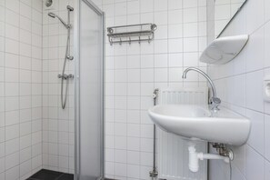 House | Bathroom - Comfortable Cottage With Wifi Near the Oosterschelde (Wemeldinge)