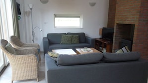 House | Living room - Detached Bungalow With Fantastic Views, in the Betuwe (Kesteren)